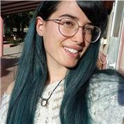 Titulada en inglés ofrece clases para niños y niñas de primaria